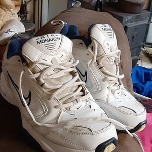 Nike monarchs